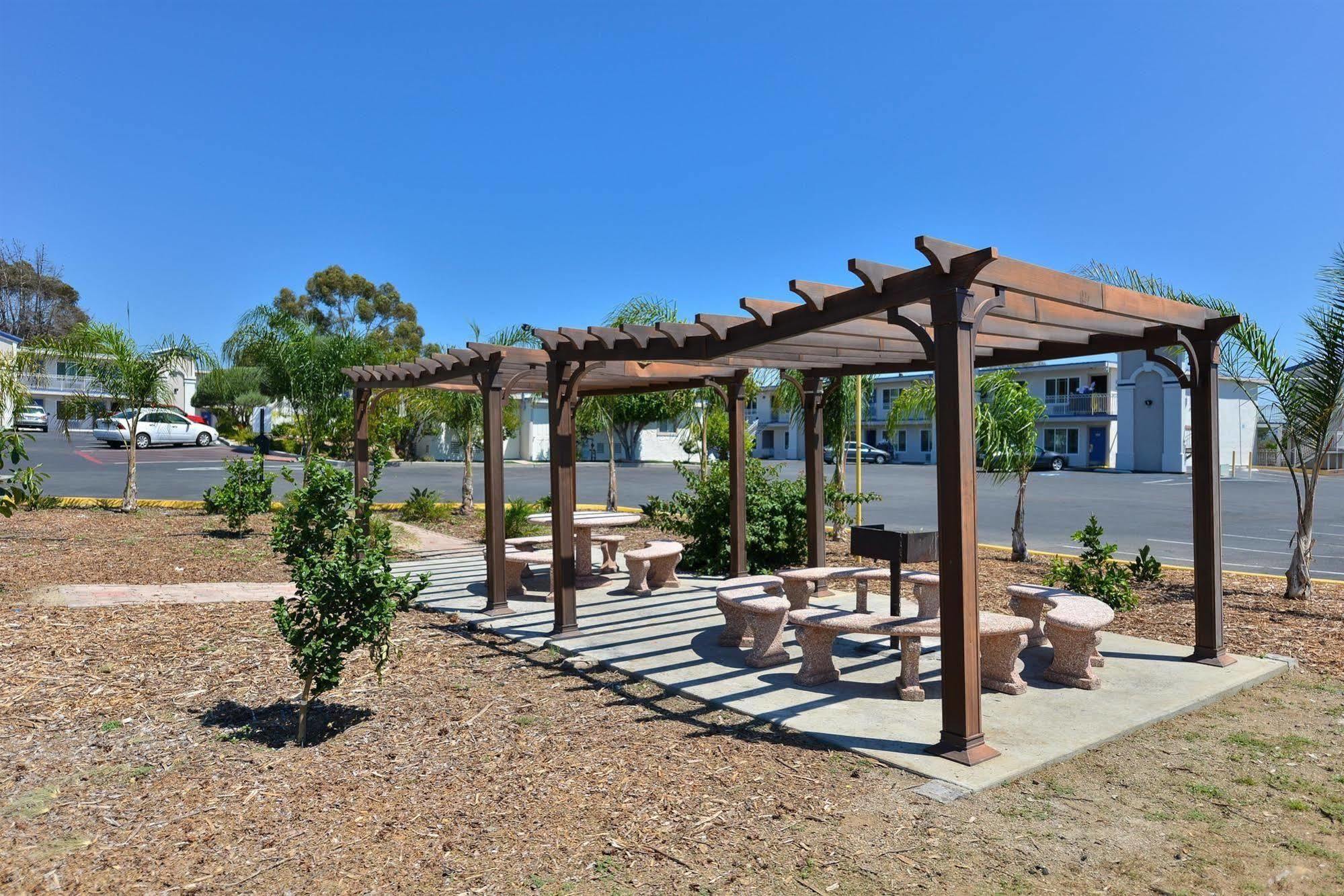 Motel 6-Vista, Ca Ngoại thất bức ảnh